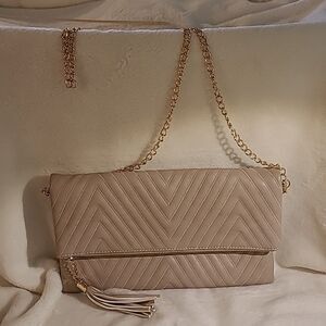 Shoulder chain purse with 3 pockets with magnet closure